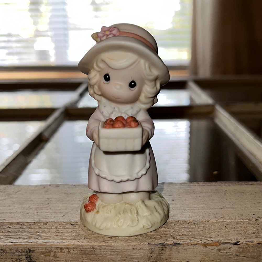Precious Moments "YOU'RE THE BERRY BEST" figurine